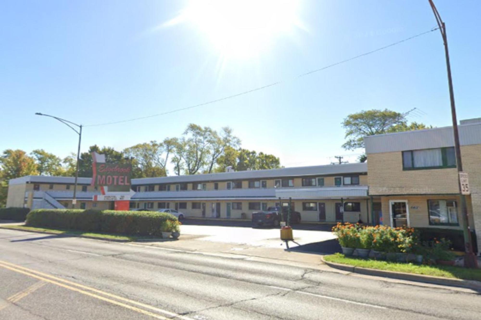 Oyo Hotel Edgebrook Chicago North Shore Exterior photo