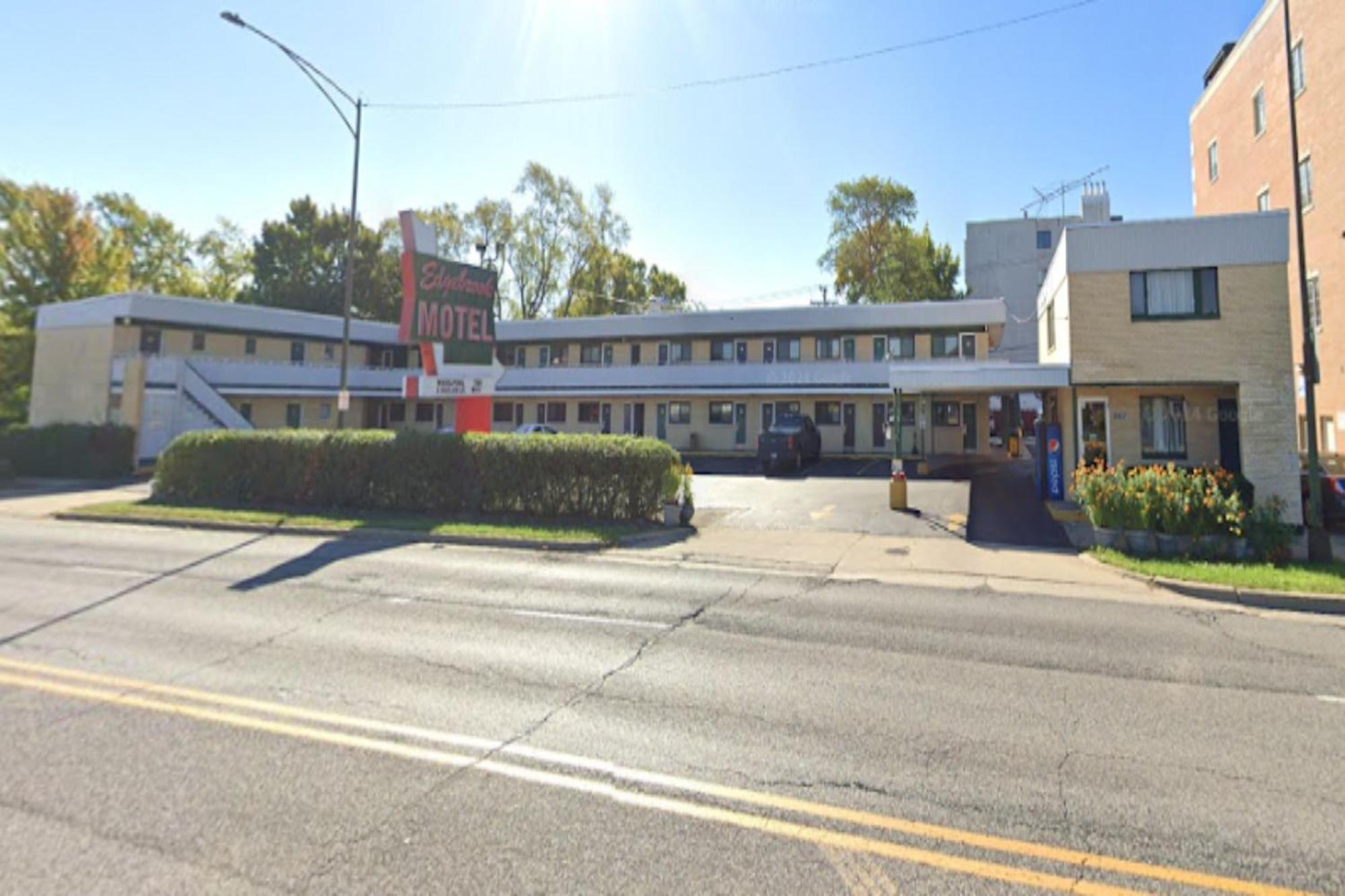 Oyo Hotel Edgebrook Chicago North Shore Exterior photo